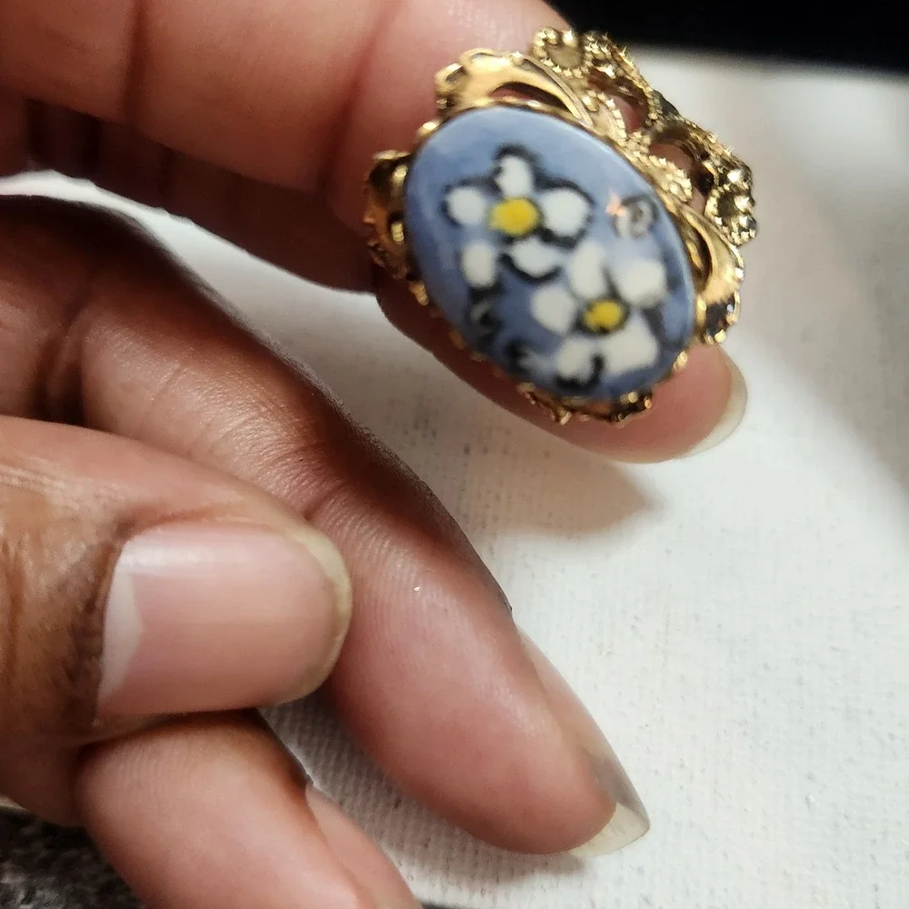 Vintage Gold Tone Filigree Daisy Porcelain Cabochon Ring Blue Floral Size‎ 7.5